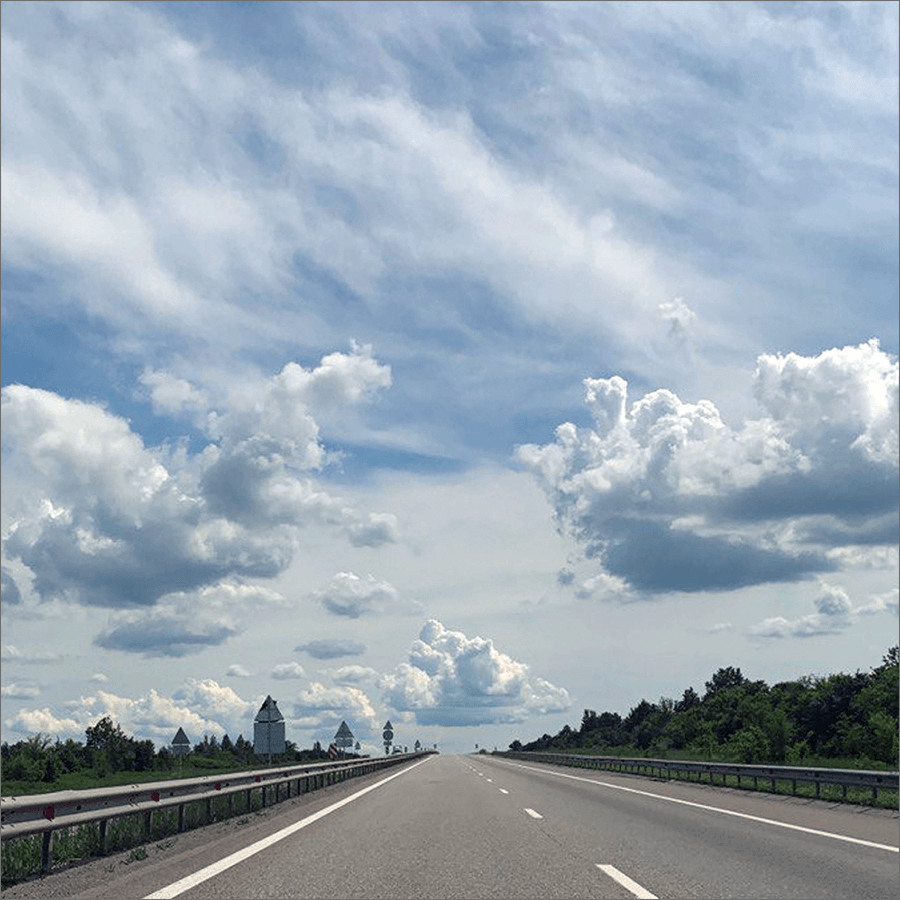 Фото дороги с облаками