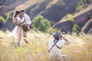 Ищете свадебного фотографа? Вот что нужно делать.